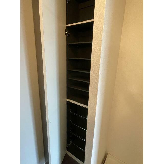 玄関横シューズボックス有り(玄関)