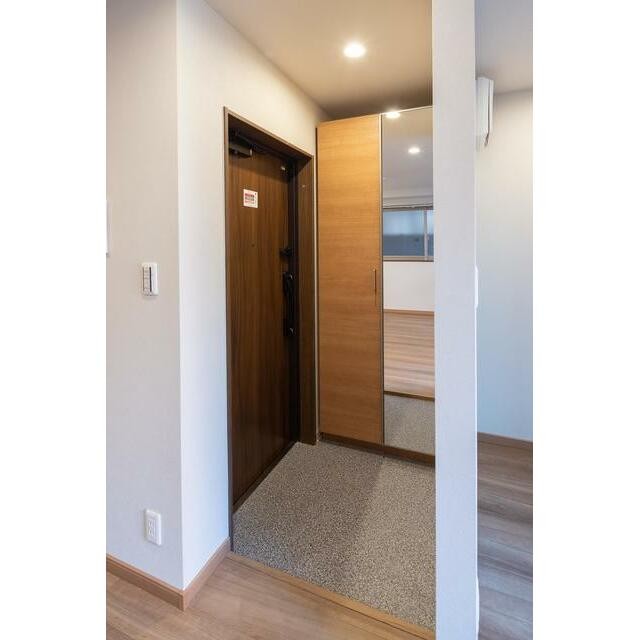 ※写真は同タイプ住戸です。(玄関)