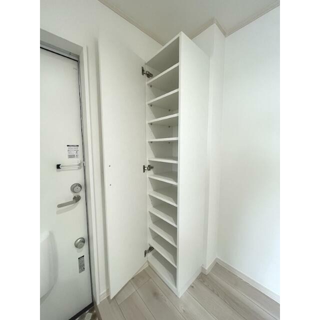 シューズボックスは棚の高さが調節可能でブーツも入ります！(玄関)