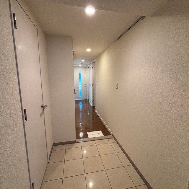 ※写真は同タイプ住戸です。(玄関)