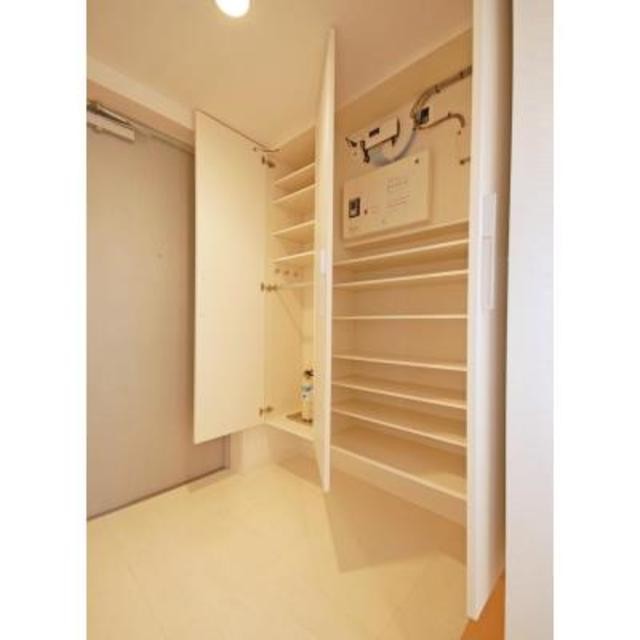 ※写真は同タイプ住戸です。(玄関)