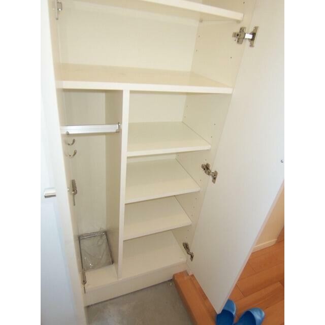 Cタイプ2011年1月撮影 同タイプ1003号室の写真です。(玄関)