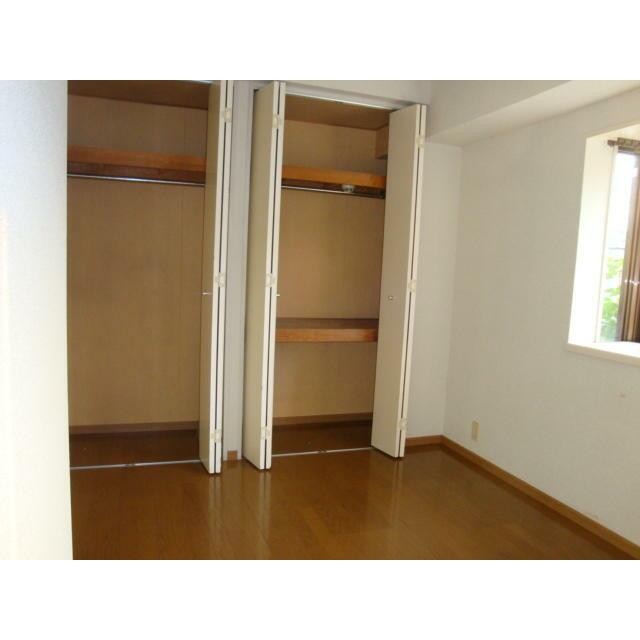 北西角洋室。大型クローゼット付き(内装)