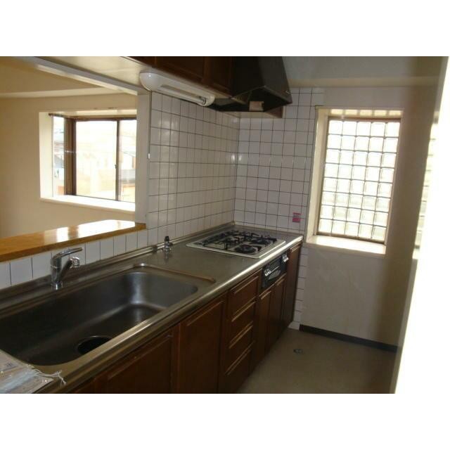 窓があるため、とても明るいです。(キッチン)