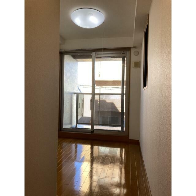 4．4帖2面採光のサービスルーム