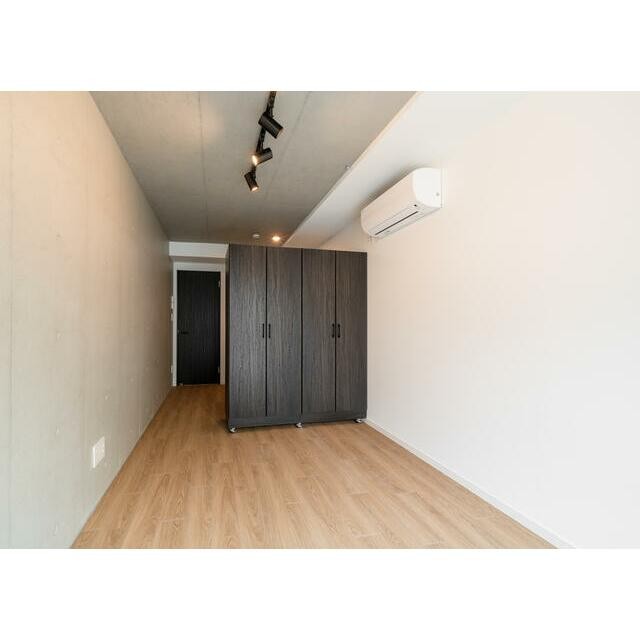 Cタイプの室内。照明・エアコンも完備されたお部屋は、ゆったり9．9帖ございます！(居間)