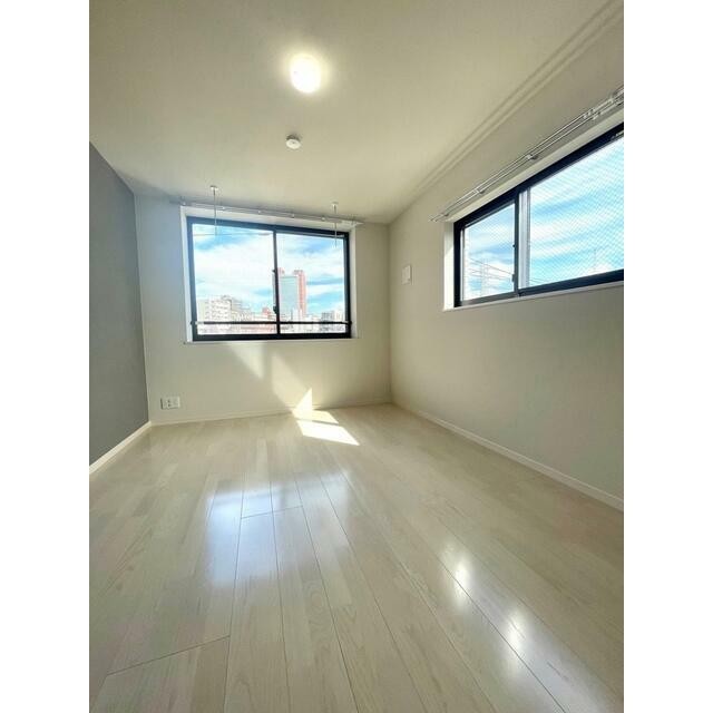 洋室8.5帖 室内物干しがあります。(居間)