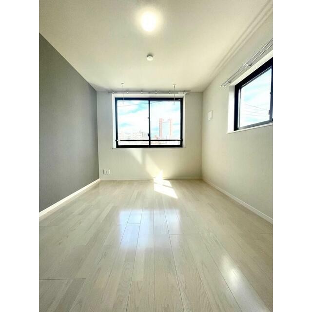 洋室8.5帖 白いお部屋にアクセントウォール