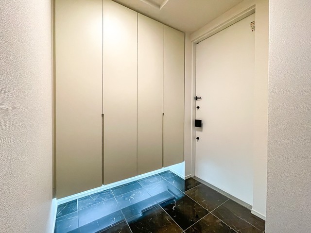 ※写真は同タイプ住戸です。(玄関)