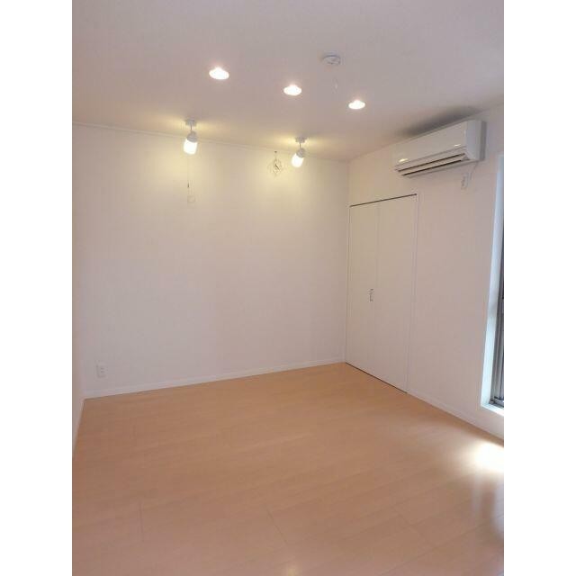 洋室5．5帖・収納スペース有り