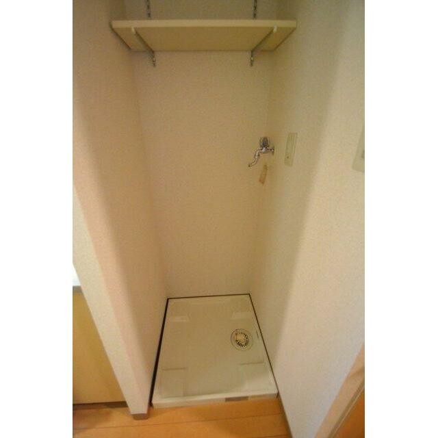 洗濯機置場。収納棚付き