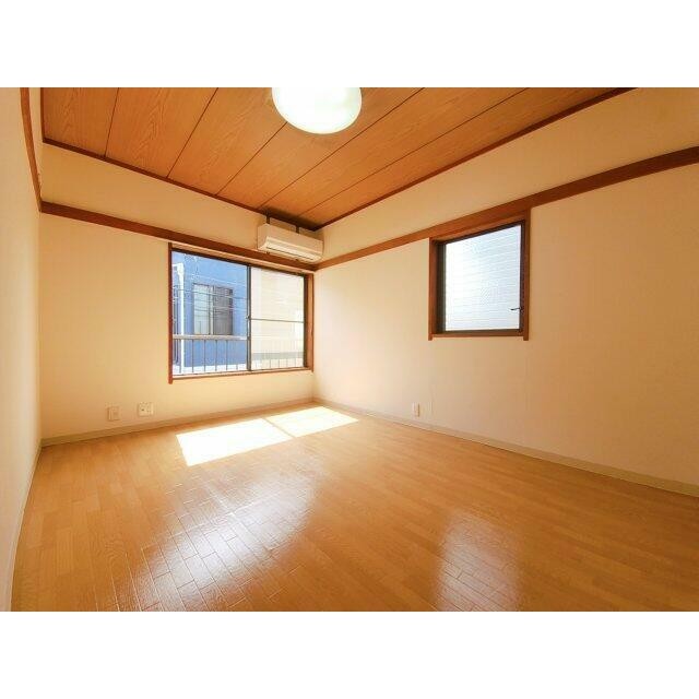 落ち着いて過ごせるお部屋なので、寝室にいかがでしょうか