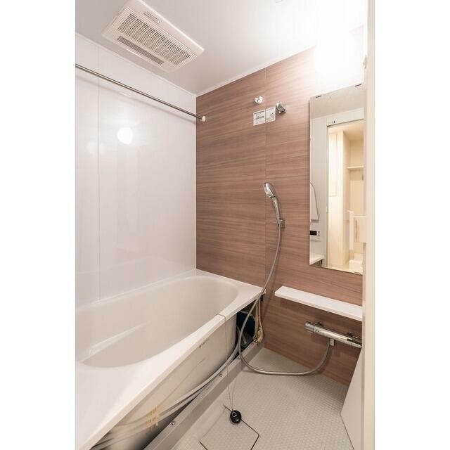 【家具/調度品に関しては配置例を示したものであり、実際の賃貸には含まれません】(風呂)