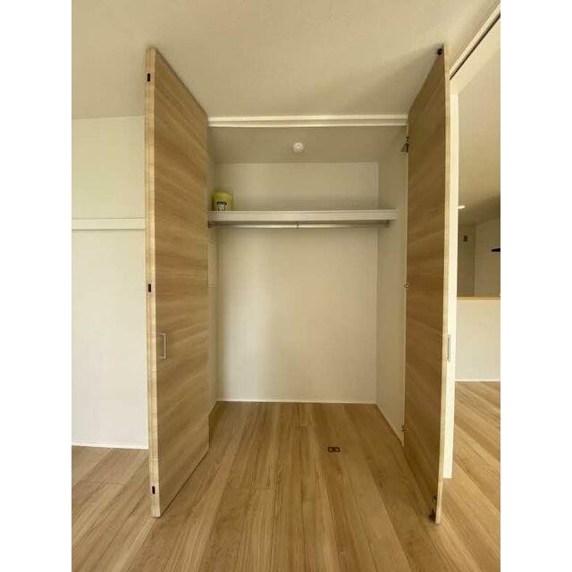 ◇7．7帖の洋室 ◇ハンガーパイプ付きの収納(内装)