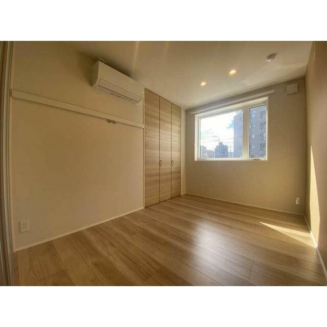 ◇5．4帖の洋室 ◇サッシは断熱性能が高い高断熱ペアガラスを採用