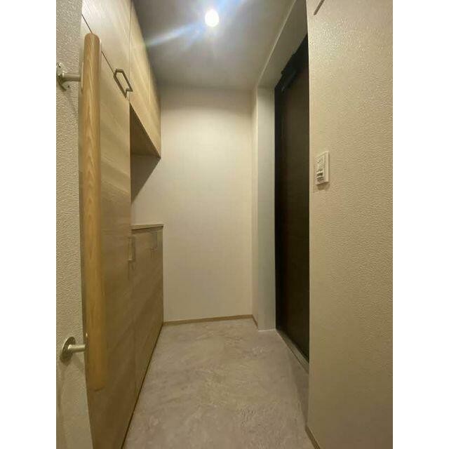 ◇玄関には上下セパレートタイプのシューズボックスを備えています。(玄関)