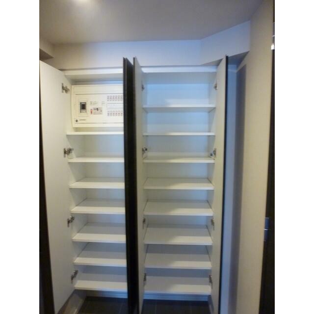 Hタイプ2013年11月撮影 同タイプ608号室の写真です。(玄関)