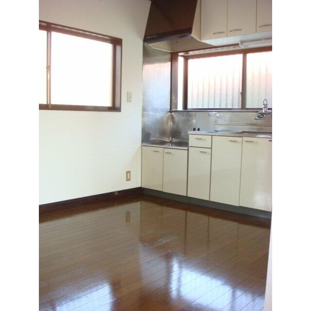 窓が多く通風良好(キッチン)