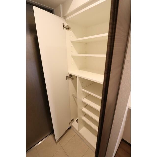 ※別号室のため室内フローリング等配色が異なります。