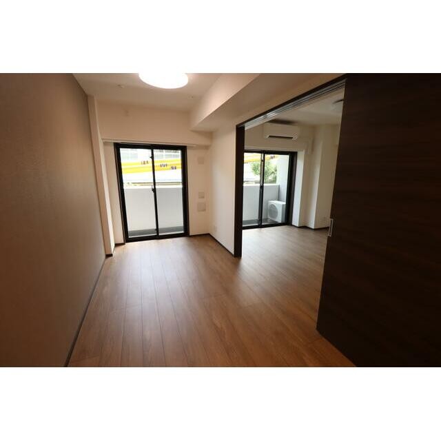 ※別号室のため室内フローリング等配色が異なります。