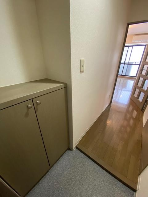 ※写真は同タイプ住戸です。(玄関)