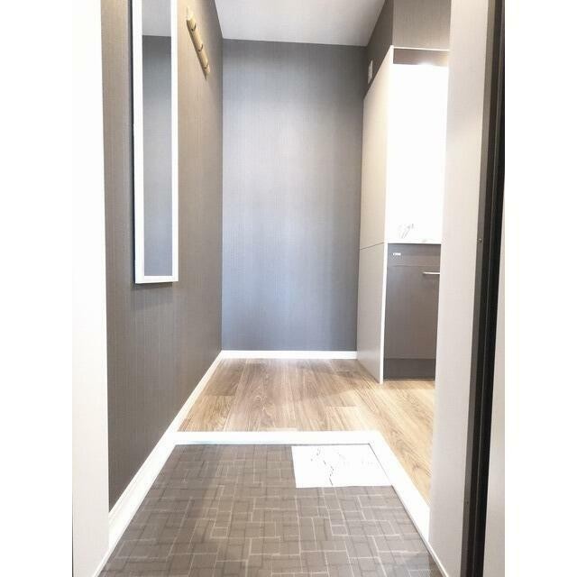 玄関から廊下/姿見あり！(玄関)
