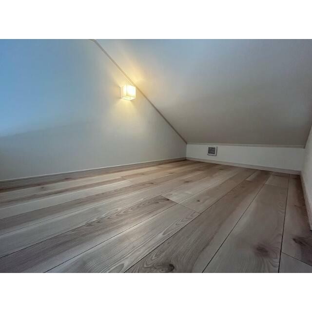 ロフトへは階段で楽々上り下り♪側面はクローゼット＆棚になっています！