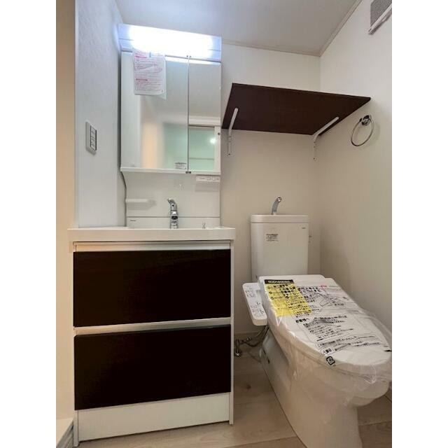 シャンプードレッサーが標準装備！朝の身支度が快適に♪(内装)