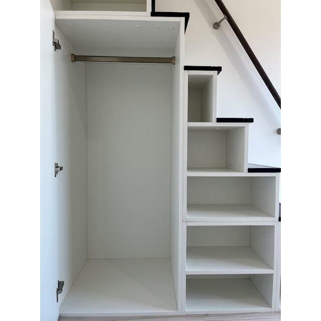 ロフトへは階段で楽々上り下り♪側面はクローゼット＆棚になっています！(内装)