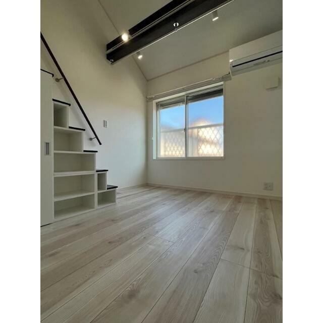 天井が高く開放感があります！(居間)