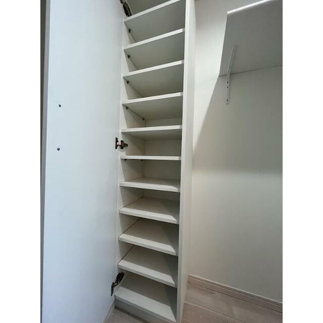 シューズボックスは棚の高さが調節可能でブーツも入ります！(玄関)