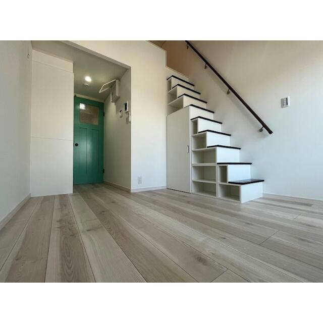 白が基調の明るい室内に、梁（はり）やドアがアクセントでお洒落です♪