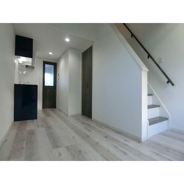 木目調のフローリングに、梁（はり）がアクセントになっています♪(居間)