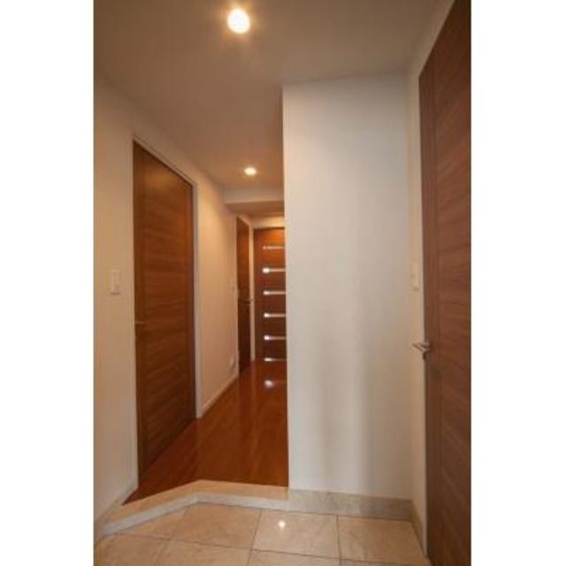 ※写真は同タイプ住戸です。(玄関)