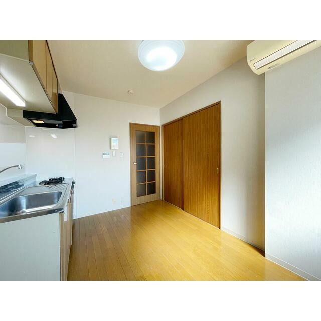 同タイプ別号室のもののため実際のお部屋と仕様・内装等が一部異なる場合がございます。