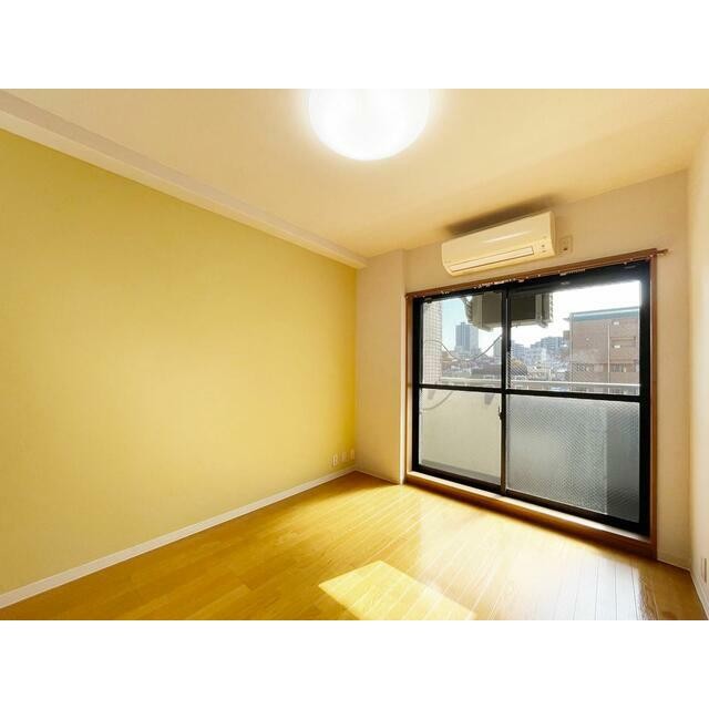 同タイプ別号室のもののため実際のお部屋と仕様・内装等が一部異なる場合がございます。(居間)