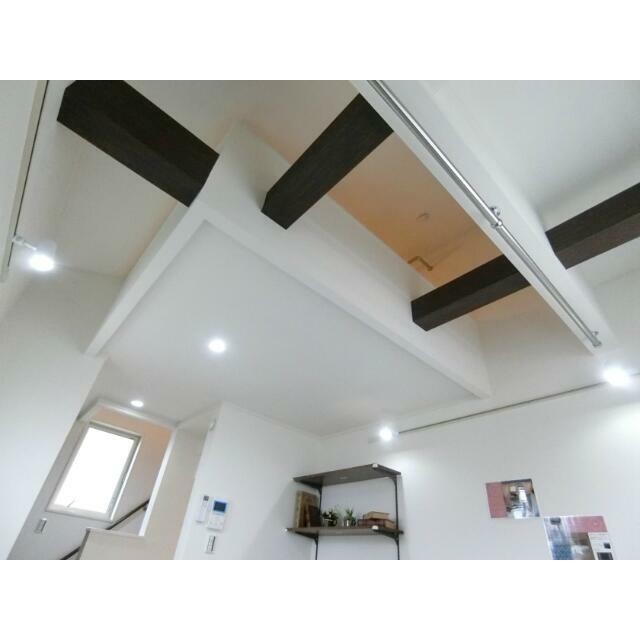 梁（はり）やスポット照明が個性的なお部屋を演出しています♪