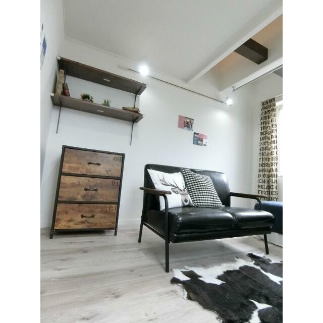 白い木目調のフローリングに、梁（はり）や飾り棚がアクセントになっています♪(居間)