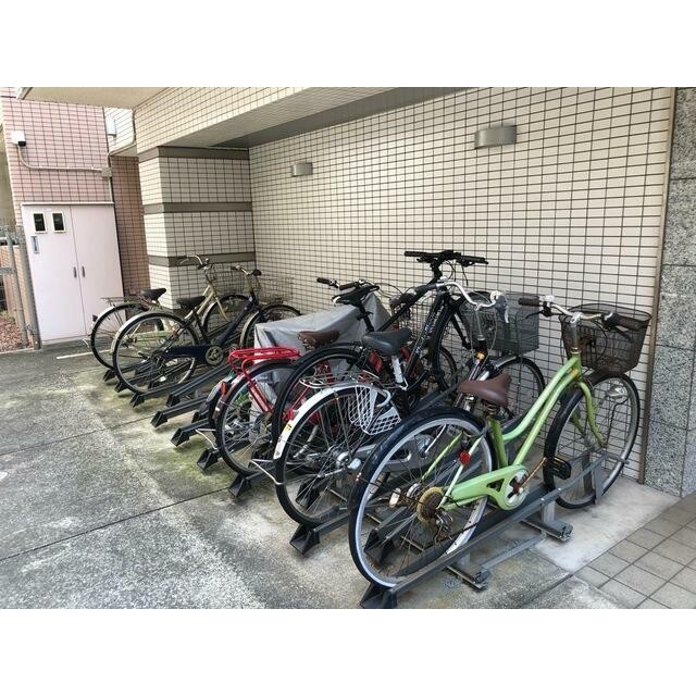 駐輪場は屋根付きです