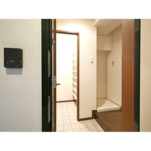 玄関土間奥にはシューズボックス！(玄関)