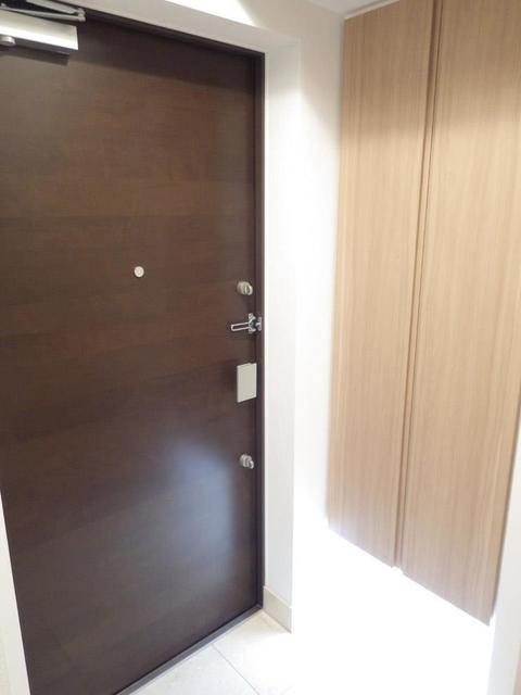 ※写真は同タイプ住戸です。(玄関)