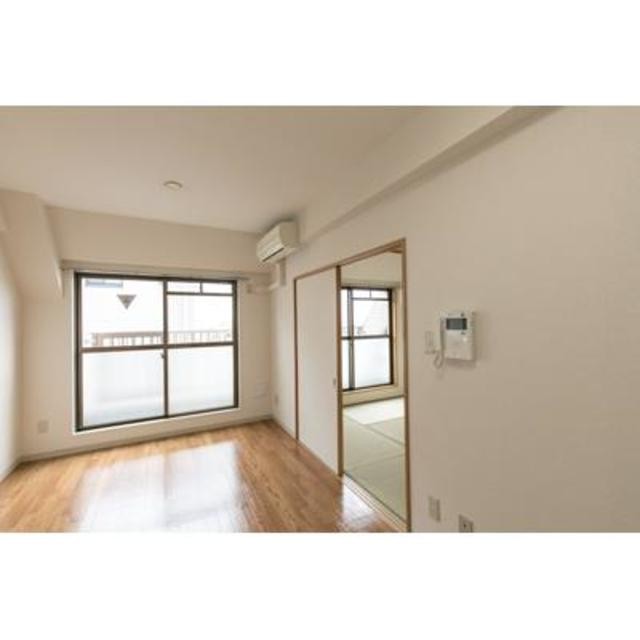 ※写真は同タイプ住戸です。(居間)