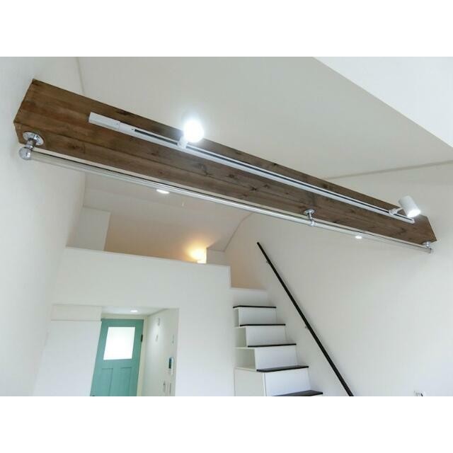 パステルカラーのドアは輸入しています！ロフトがあるので天井が高いです！