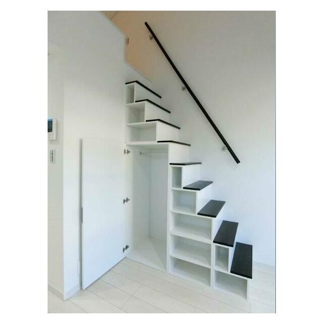 ロフトへは階段で楽々上り下り♪側面はオシャレな収納になっています！(内装)