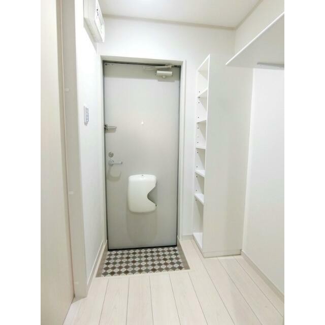 シューズボックスは棚の高さが調節可能でブーツも置けます！(玄関)