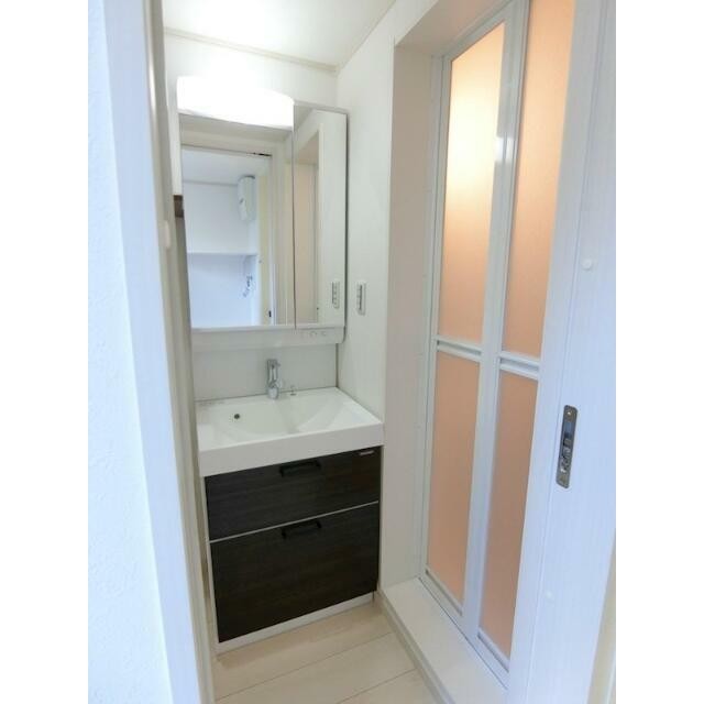 シャンプードレッサーが標準装備！身支度が快適に！(内装)