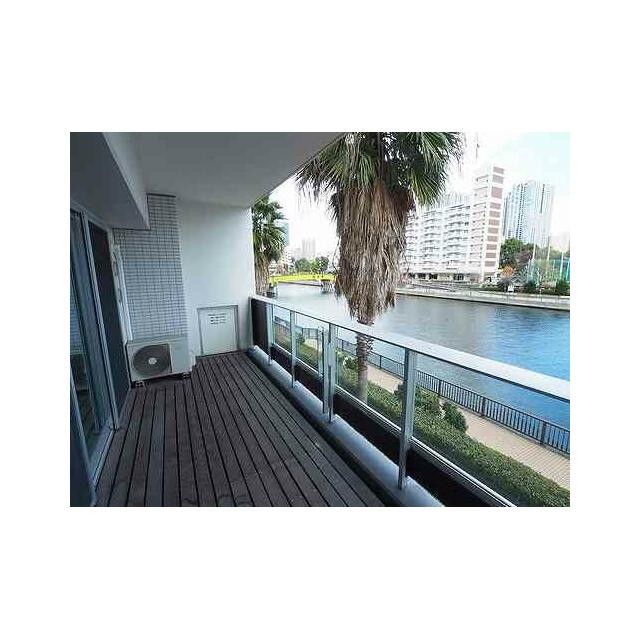 奥行2000mmのウッドデッキワイドバルコニー