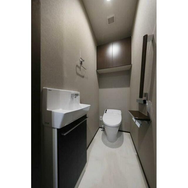 トイレは洗浄機能付き便座を設置しています。(内装)