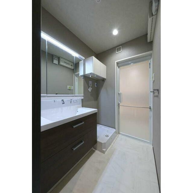 三面鏡仕様のシャワー付き洗面化粧台です！(内装)