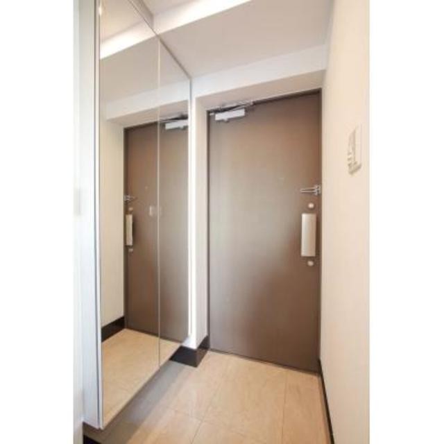 ※写真は同タイプ住戸です。(玄関)